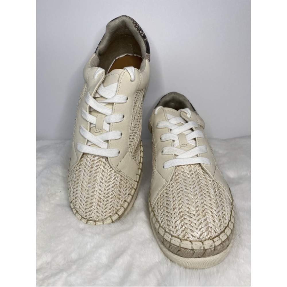 These are crème/beige texture tennis shoes. Great for causal occasions.